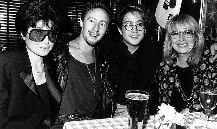 Zwei Frauen, zwei Söhne: Yoko Ono, Julian, Sean und Cynthia Lennon 1989