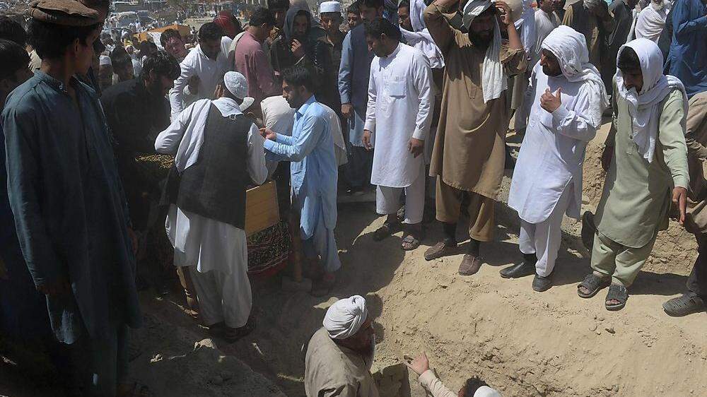 Begräbniszeremonie nach einem Anschlag: Tote gehören zum Alltag in Afghanistan, viele Flüchtlinge haben Vater und Brüder verloren