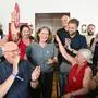 Bürgermeisterin Elke Kahr (Mitte) und Ernest Kaltenegger (links) jubeln über Platz 1 der KPÖ samt weiterer Zugewinne