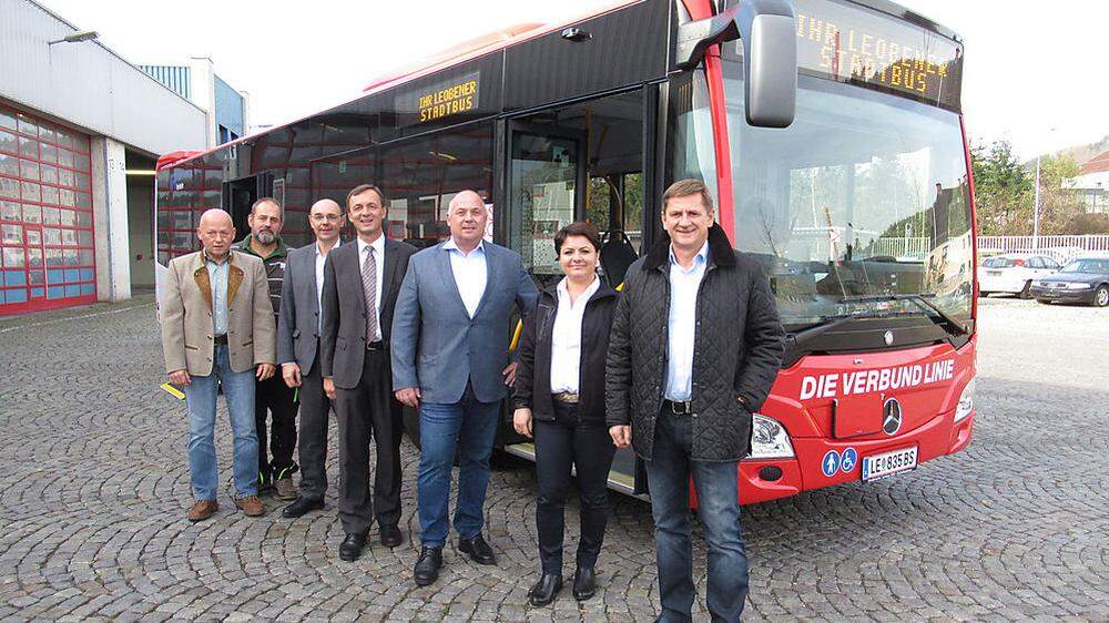 Der neue Bus der Stadtwerke-Verkehrsbetriebs wurde nun offiziell übergeben
