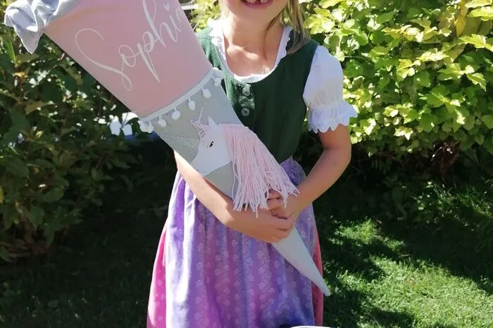 Sophia besucht nun die erste Klasse der Volksschule Pichl bei Schladming. Sie kam im feschen Dirndl'gwand zu ihrem allerersten Schultag. Hier können Sie Ihr Foto hochladen.