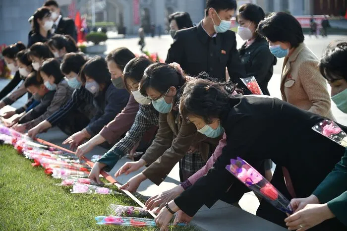 Vor der Statue des verehrten Präsidenten Kim Il-sung wurden auch Blumen niedergelegt.