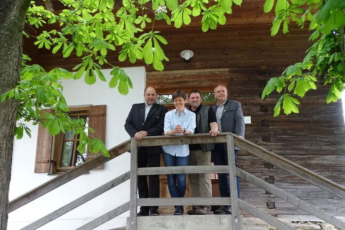 Kammerobmann Sepp Wumbauer, Sabine und Hannes Grabner, Josef Hirt, Geschäftführer des Tourismusverbandes Apfelland-Stubenbergsee, am Eingang der Ferienwohnung.