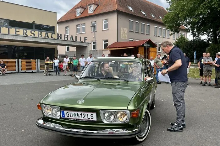 Bürgermeister Reinhold Ebner (r.) moderierte die Veranstaltung und präsentierte die Fahrzeuge