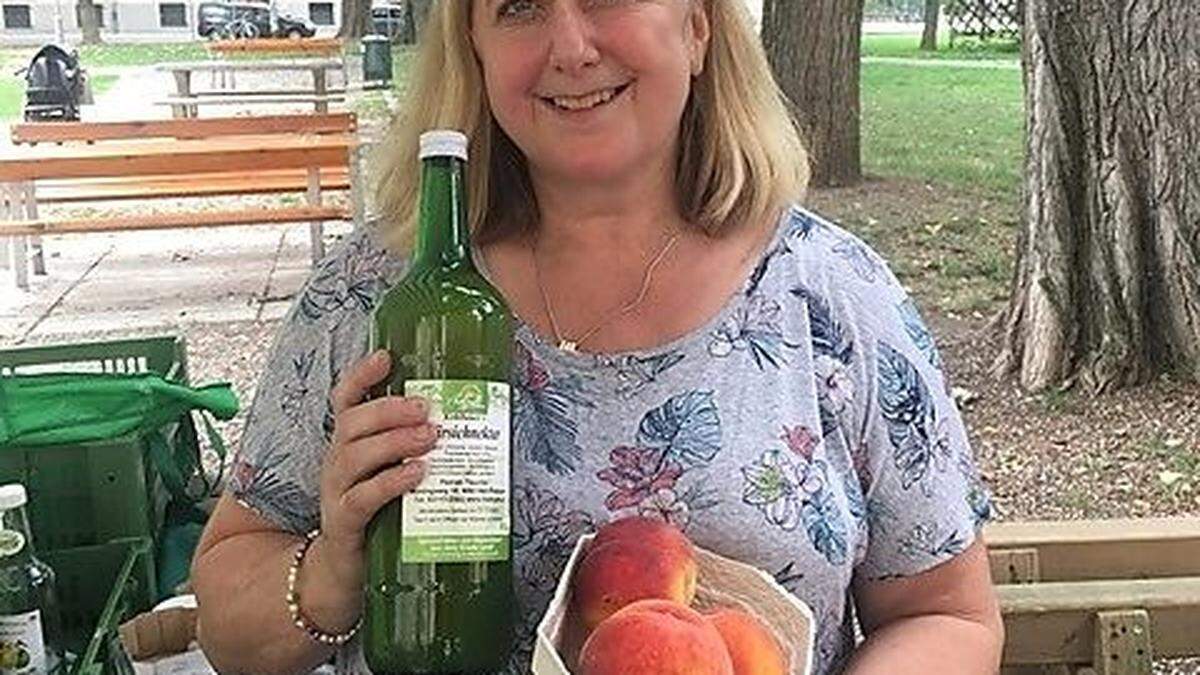 Standbetreuerin Roswitha Taucher posiert stolz mit Produkten vom eigenen Stand