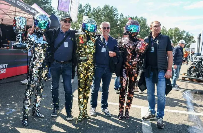 Glitzernder Blickfang in der Fan-Zone