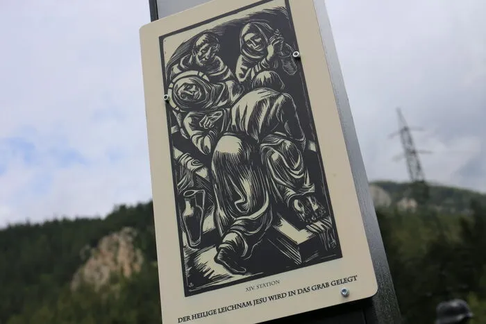 Die Bilder der Kreuzwegstationen sind Motiven des Grazer akademischen Malers Johannes Wohlfahrt entnommen, der  ein Vertreter der „neuen Sachlichkeit“ war. Die Holzschnitte  entstanden 1955. Marianne Neumann aus Graz hatte sie Dechant Grill geschenkt. Seitens der Marktgemeinde Kammern wurde das Umfeld am Kalvarienberg umfassend erneuert, die Umfassungsmauer renoviert und das alte Kreuz aus dem Jahre 1955 durch ein neues mit LED-Beleuchtung ersetzt.