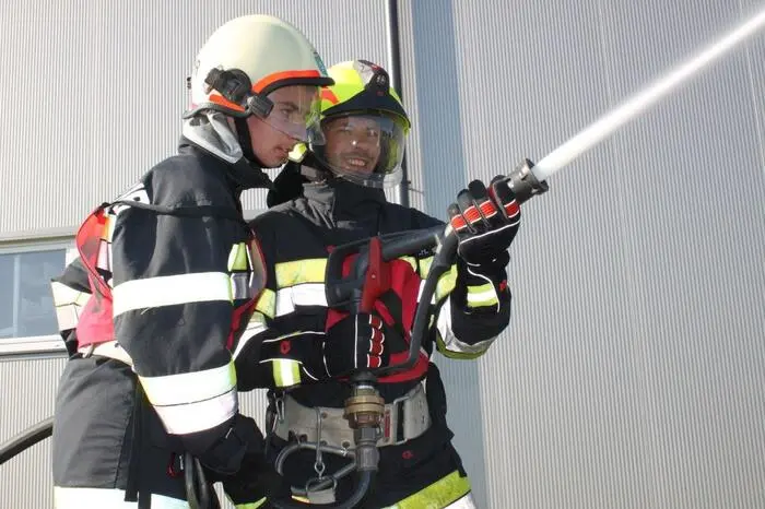 Zweck der Branddienstleistungsprüfung ist es die Vertiefung und Erhaltung der Kenntnisse im Branddienst, geordnetes und zielführendes Zusammenarbeiten von Feuerwehrmännern einer oder auch mehrerer Feuerwehren und richtiges sicheres Arbeiten in einen vorgegebenen Zeitrahmen zu trainieren. Die Branddienstleistungsprüfung gibt es in den Stufen Bronze, Silber und Gold wobei die Gruppe bestehend aus 9 bzw. 7 Mann alle zwei Jahre zur nächsthöheren Stufe antreten kann.