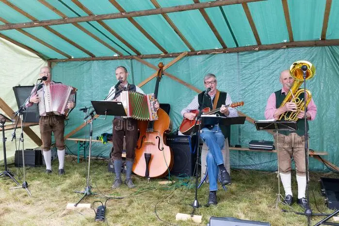 Für musikalische Unterhaltung sorgten „Die Vornholzer“.