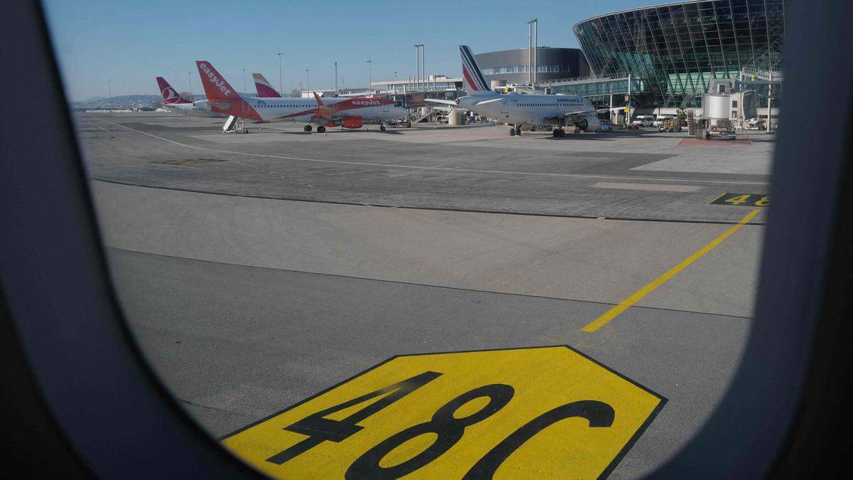 Blick von einem Flugzeugfenster auf das Gate eines Flughafens, mehrere Flugzeuge stehen davor. | Sechs Flughäfen wurden geräumt.