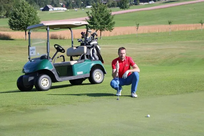 Vorbereitung und Technik sind im Golfsport sehr wichtig. Vor jedem Schlag nimmt sich Friesenbichler Zeit um sich zu konzentrieren und den nächsten Schritt zu planen.