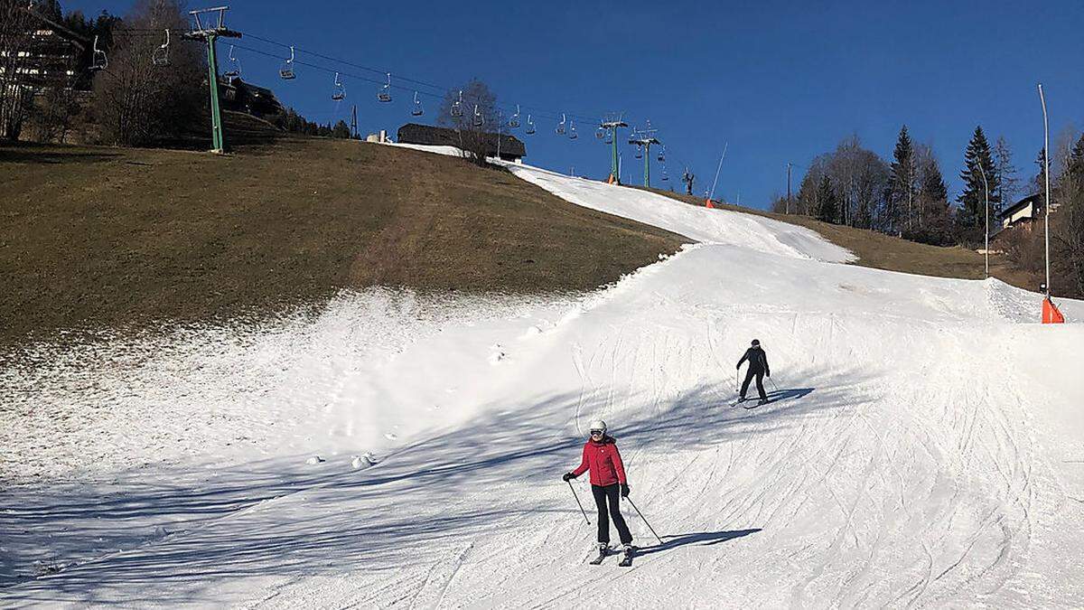 Weißes Band im grünen Gras: Während am Berg genug Schnee liegt, konnte man in Bad Kleinkirchheim die Talabfahrten und die Loipe nur mit Kunstschnee eröffnen