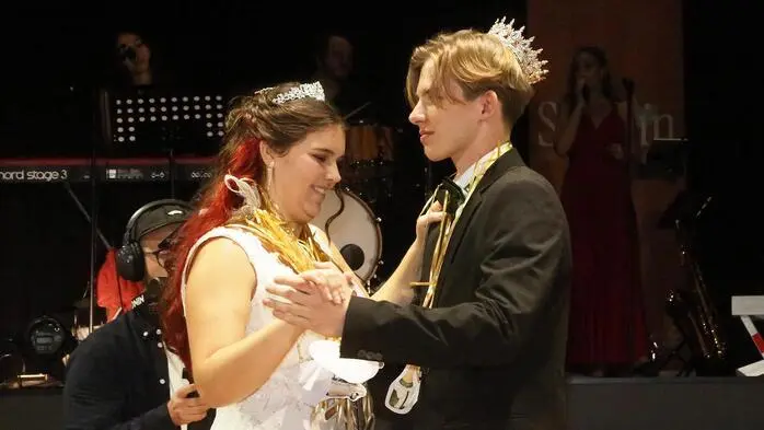 Unter dem Motto „Old Money – ein Abgang in Eleganz“ starteten 50 Maturanten und Maturatinnen der HAK und HTL Fürstenfeld mit einer stilvollen Polonaise ihren 14. gemeinsamen Maturaball in der Stadthalle.