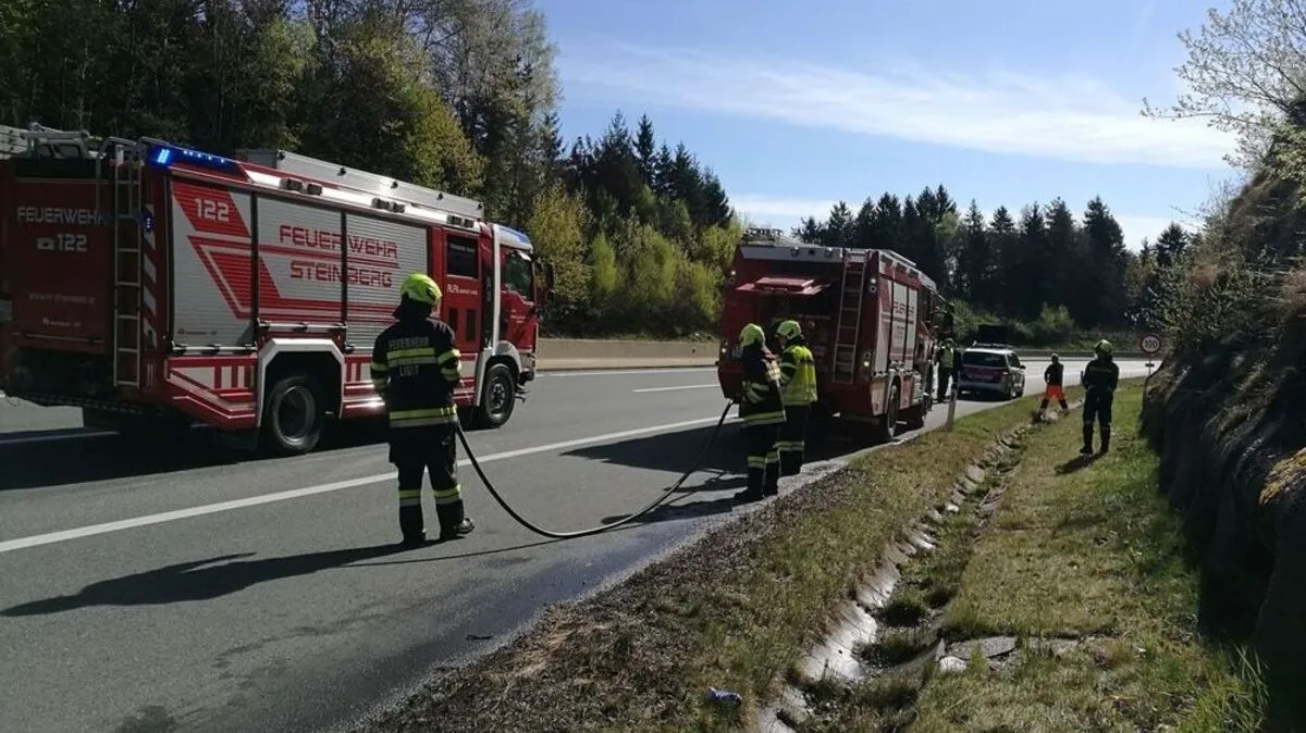 Kurz vor der Abfahrt Steinberg war eine Böschung neben der A2 in Brand geraten