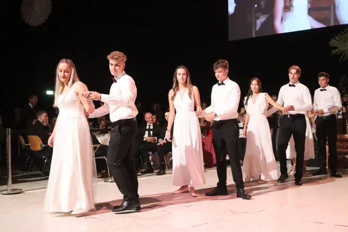 Die sorgsam einstudierte Polonaise bildete einen würdevollen Auftakt des diesjährigen Maturaballes der HTL Wolfsberg.