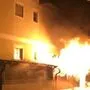 Beim Eintreffen von Polizei und Feuerwehr stand bereits die gesamte Einhausung der Mülltonnen in Vollbrand und die Flammen hatten sich auf die Hausfassade und zwei Balkone des Wohngebäudes ausgebreitet