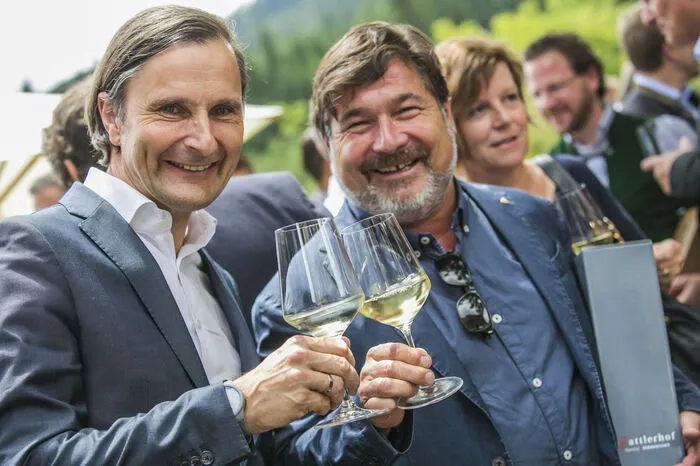 Styria-Vorstand Klaus Schweighofer mit Winzer Willi Sattler