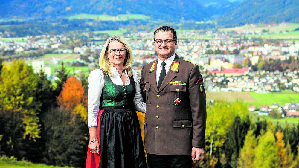 Landeskommandant-Stv. Erwin Grangl, im Bild mit Partnerin Edith, präsentierte am Feuerwehrtag das neue Dirndl