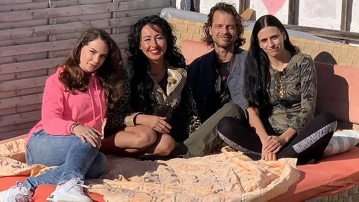 Pamela (rechts) aus Kärnten versucht nun ihr Glück bei Beter Elia. Dabei muss sie sich gegen die Konkurrentinnen Sabrina und Kinga (von links) durchsetzen