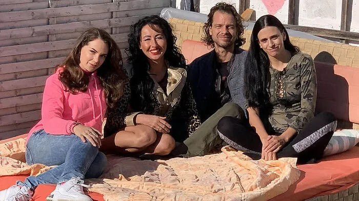 Pamela (rechts) aus Kärnten versucht nun ihr Glück bei Beter Elia. Dabei muss sie sich gegen die Konkurrentinnen Sabrina und Kinga (von links) durchsetzen