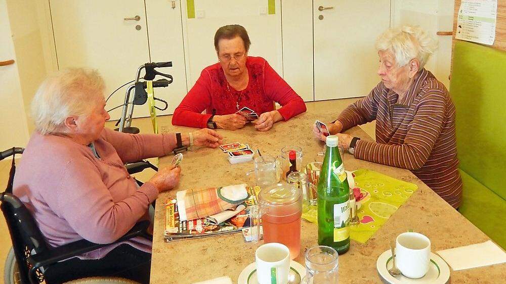 Kartenspielen, lesen, Handarbeiten und fernsehen - die beliebtesten Hobby im Seniorenheim