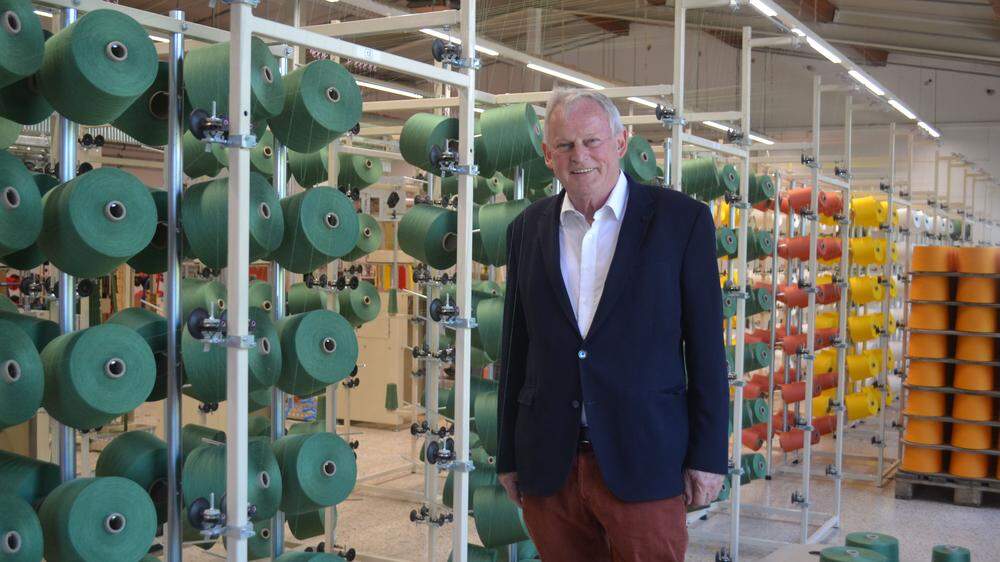 Packnatur-Geschäftsführer Manfred Kern vor den buchenholzbasierten Modalfasern, aus denen die Netze entstehen