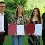 Betreuer Günther Kollau, die Siegerinnen Lea Wörnschimmel und Laura-Sophie Schlögl sowie Direktorin Gudrun Finder (von links)