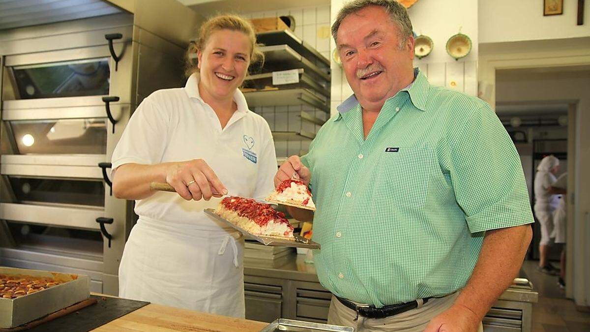 Franz Höfler holt sich Tipps bei der Pöllauer Konditorin Therese Ebner