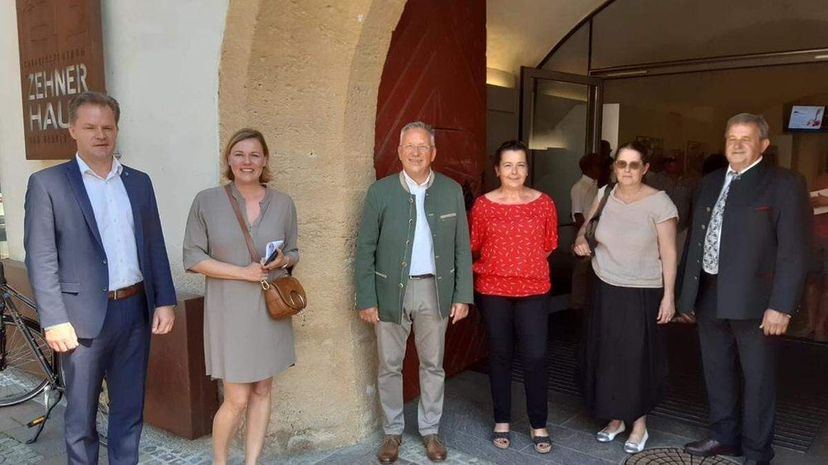 In Bad Radkersburg müssen noch Koalitionsverhandlungen geführt werden. Im Bild: Walter Rauch (FPÖ), Christina Merlini (BBR), Karl Lautner (ÖVP), Andrea Maß (SPÖ), Sonja Witsch (Grüne) und Bürgermeister Heinrich Schmidlechner (v. li.) 