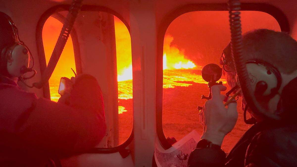 Vulkanausbruch | Die isländische Küstenwache war mit Hubschraubern und Experten unterwegs