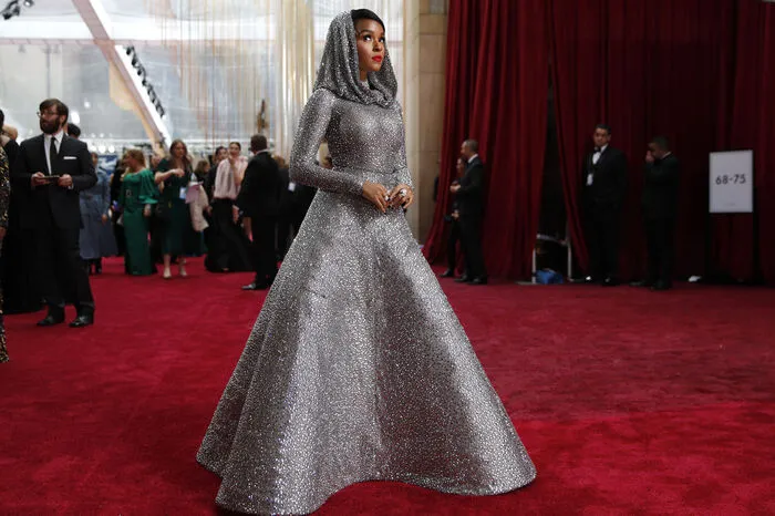 And the Oscar für die aufregendste Robe ... geht an Sängerin Janelle Monae und ihren silbernen Traum von Ralph Lauren aus Swarovski-Steinen.