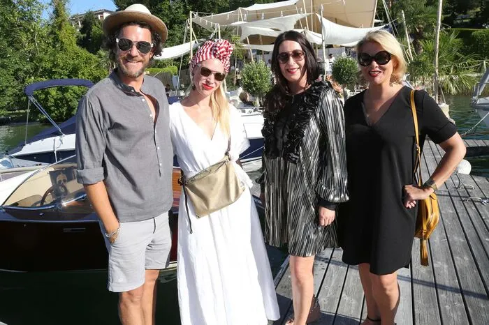Salon am See, Fashion Show von Gina Drewes in der Moet Chandon Summer Residence by Mario Hofferer im Yachthotel Velden am Woerthersee, Bild zeigt Barkeeper Weltmeister Mario Hofferer, Gina Drewes, Hotelchefin Christine Sintschnig, Magda Kropiunig