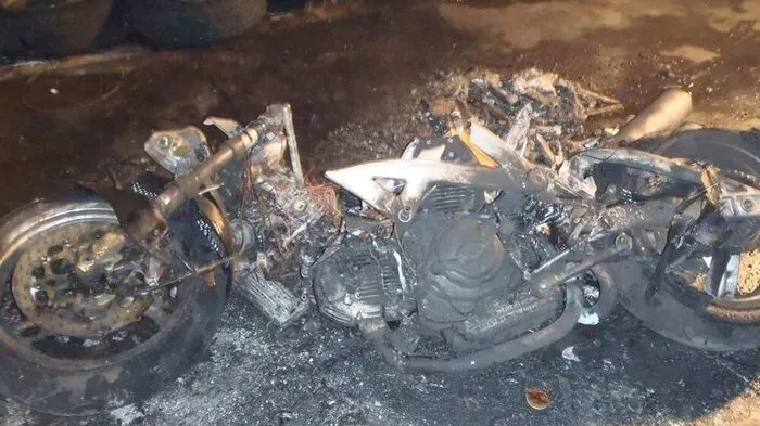 Das Motorrad wurde eine Raub der Flammen