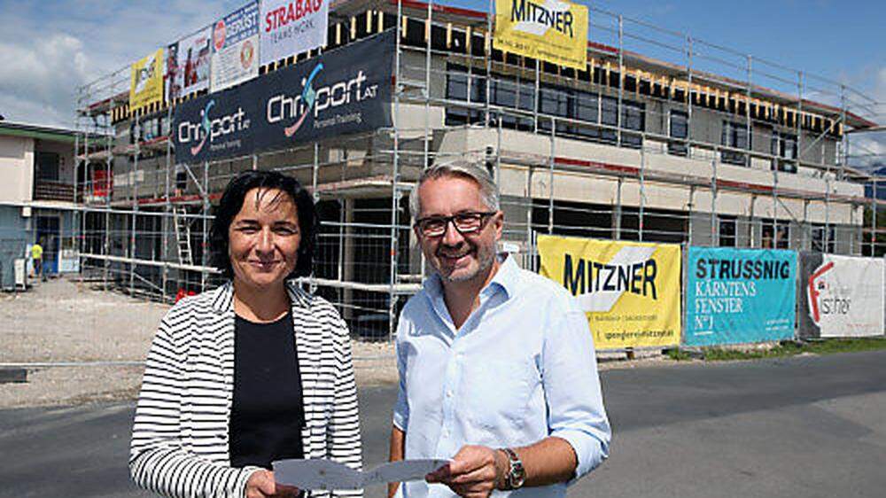 Chefin Christiane Wernig und Baumeister  Ingolf Fischer  freuen sich schon auf die Fertigstellung des neuen Gebäudes in der Maria-Gailer-Straße