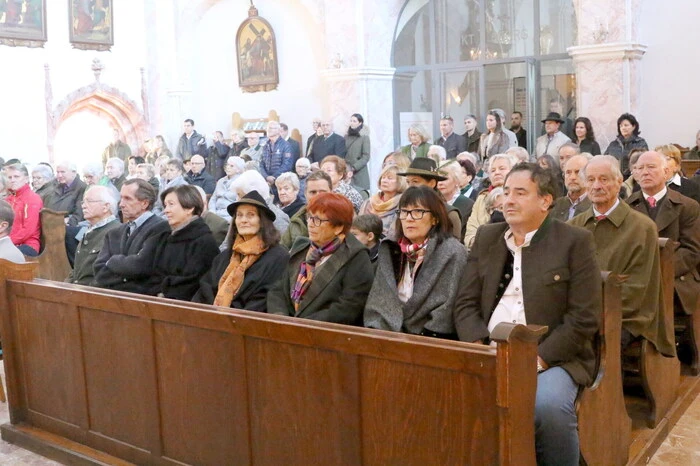 Musikalisch untermalt wurde der Gottesdienst vom „Da 8-Gsong“ und von der Jagdhornbläsergruppe „Herzogstuhl“. 