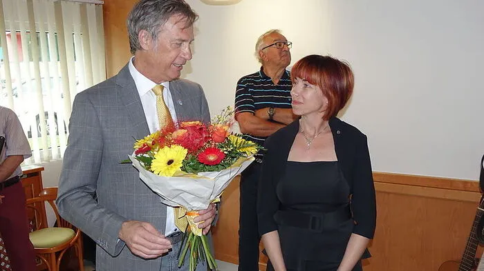 Blumen für die neue Pächterin Nicole Fladenhofer von Bürgermeister Fritz Kratzer