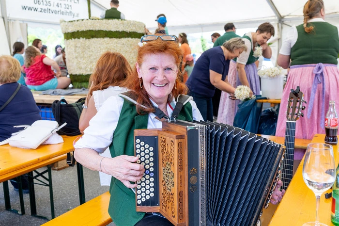 Narzissenfest 2025, Bad Aussee, Stecken der Narzissenfiguren