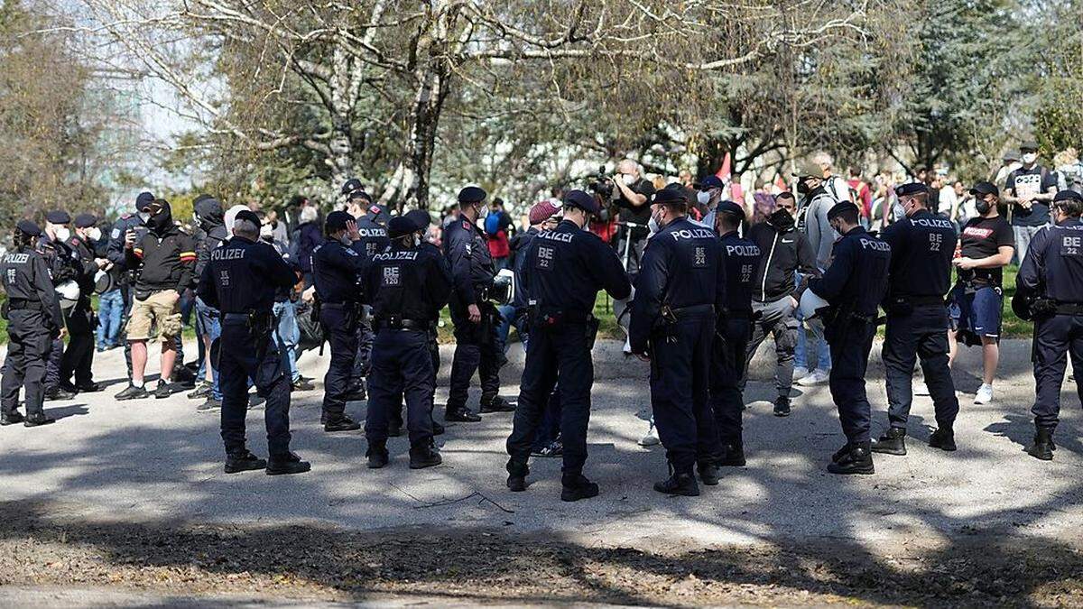 Polizisten, an vorderster Front im Einsatz (wie am Samstag in Wien), aber &quot;kaum geimpft&quot;, kritisiert die Gewerkschaft 