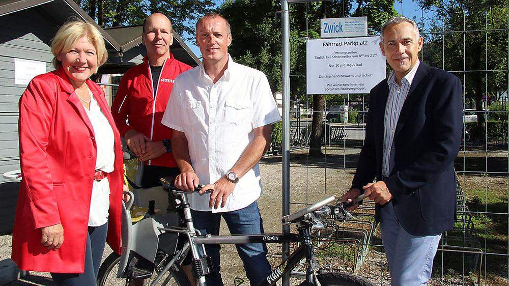 Bürgermeisterin Maria-Luise Mathiaschitz, STW-Bäderchef Gerhard Knes, Andreas Probst und Vizebürgermeister Jürgen Pfeiler (von links)