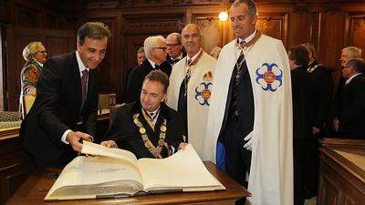 Bei einem Ordenskonvent in Graz trug sich Karl Habsburg-Lothringen 2013 ins Goldene Buch der Stadt Graz ein