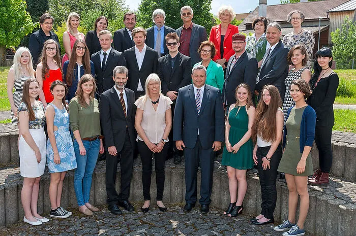 ... wie ihre Kollegen aus der 8. B-Klasse über die bestandene Matura.Guter Erfolg: Lukas Bauernhofer, Selina Dissauer.Bestanden haben: Julia Feuchtraber, Verena Hölbling, Barbara Maria Langmann, Ramona Murschetz, Karolin Schantl, Katharina Shickle, Anja Url.