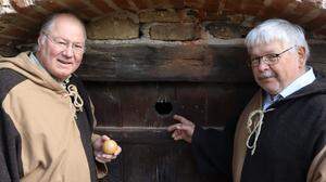 Hans Hofer und Josef Kelz sind zwei der Apfelmänner - hier lagert der neue Abakus
