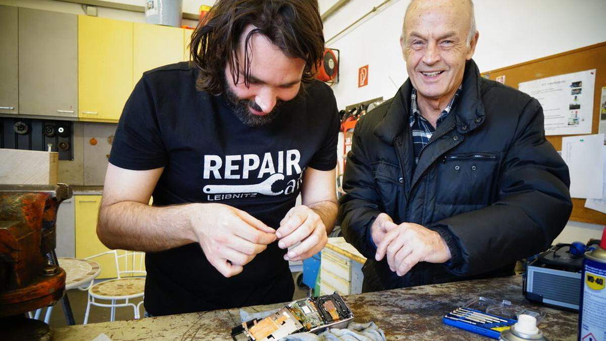 In Repair Café wird gemeinsam gebastelt und geschraubt, um alte Gerätschaften wieder fit zu machen