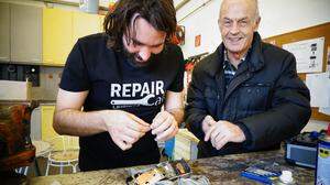 In Repair Café wird gemeinsam gebastelt und geschraubt, um alte Gerätschaften wieder fit zu machen
