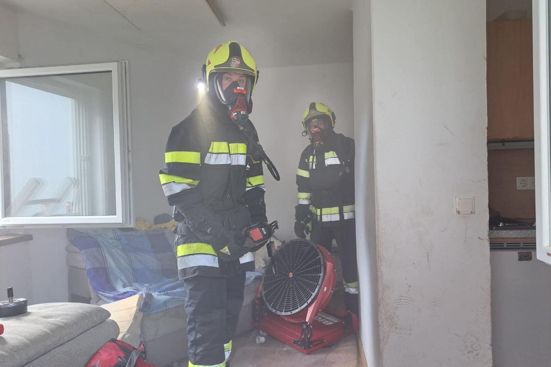 Rauch kam aus Fenster: Arzt schlug Alarm: Brandeinsatz bei Krankenhaus