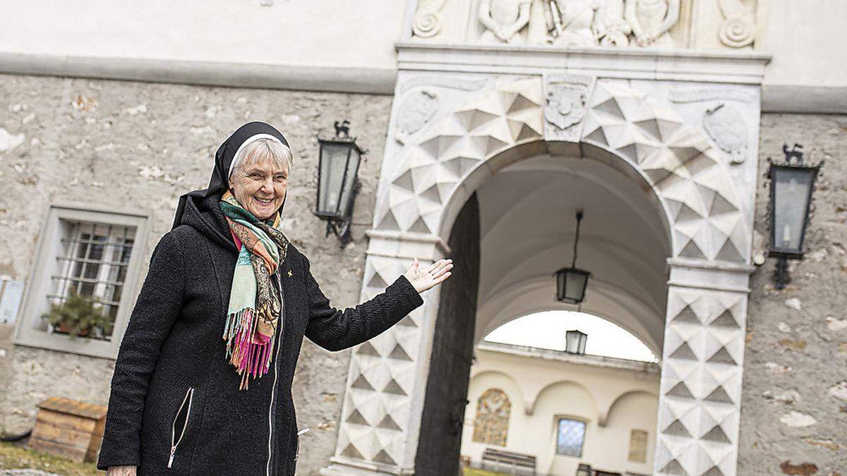 Schwester Pallotti Findenig vor dem Eingang zum Kloster Wernberg