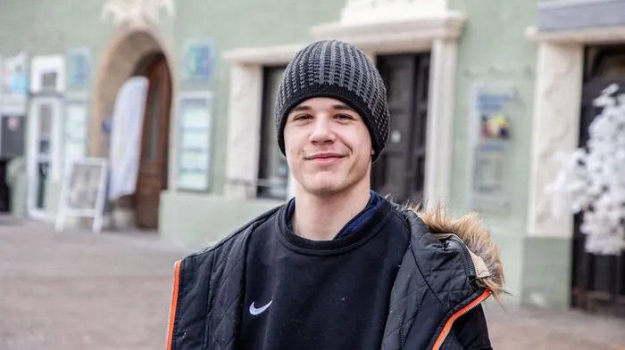 „Das Jugendzentrum am St. Veiter Hauptplatz gefällt mir sehr gut, aber ich wünsche mir mehr attraktive Sitzgelegenheiten und Restaurants“, sagt Dimi Nedkovsky (16), Schüler der Polytechnischen Berufsschule. Jugendliche würden eher dann kommen, wenn es mehr Veranstaltungen gäbe oder interessante Geschäfte wie Snipes oder ein Nike.
