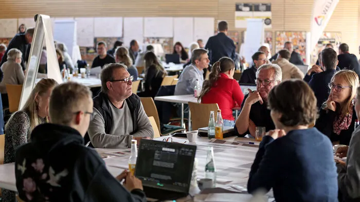Vergangenen Samstag trafen sich rund 100 Weizerinnen und Weizer um über die Zukunft ihres Hauptplatzes zu diskutieren.