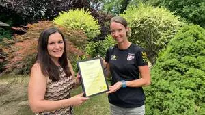 Karin Schweighofer mit der Kärnten-Koordinatorin für "Geben für Leben" Julia Neugebauer 