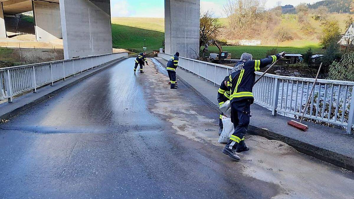 Die Ölspur in St. Michael beschäftigte die Feuerwehren mehrere Stunden